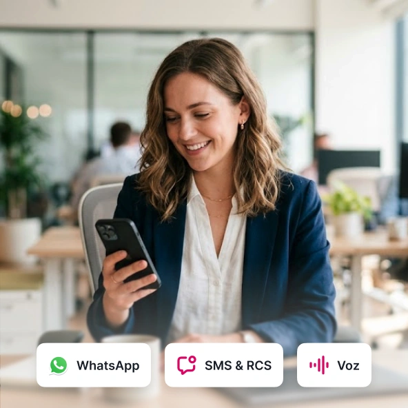 Gestora de cobrança acompanhando negociação pelo celular, com os canais WhatsApp, SMS, RCS e voz